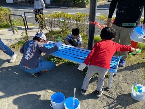 2:「写真」子どもたちが公園のベンチや遊具にペンキで色を塗りました。