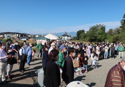 2:「写真」写真2秋晴れの開会式会場から、富士山と大山が見えました。