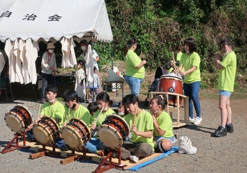 5:「写真」写真5下寺尾太鼓保存会による演奏。奥には「古代服」の試着コーナーが見えます。