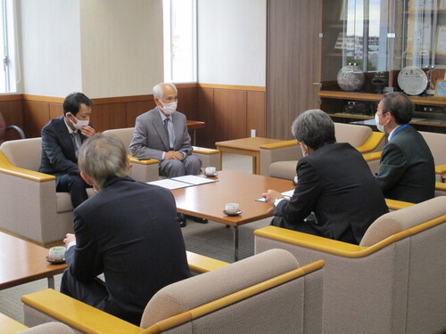 2:「写真」株式会社都実業生川会長から草木灰提供に至った社の想いを語っていただきました。