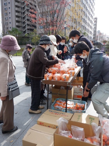 8:「写真」直売もたくさんのお客さんで賑わいました