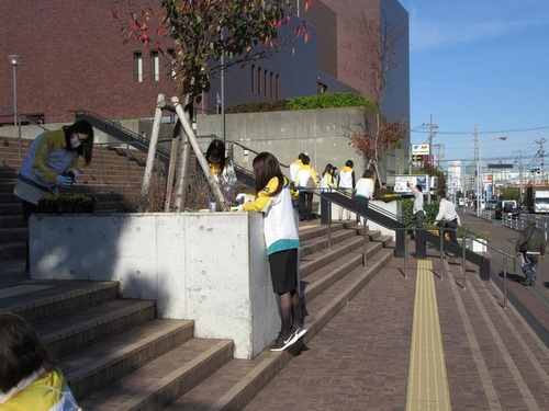 4:「写真」今回より、明治安田生命保険相互会社大船支社茅ヶ崎営業部の皆様が植栽に参加されました。