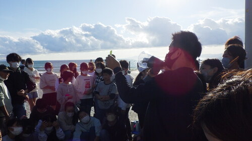 6:「写真」講師の寺井さんにビーチクリーンで拾ったごみの説明をしていただきました。