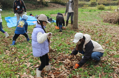 5:「写真」里山のお仕事、落ち葉かき体験