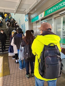 1:JR茅ケ崎駅南口階段下まで長蛇の列