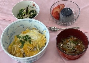 鶏ひき＆チーズの親子丼定食