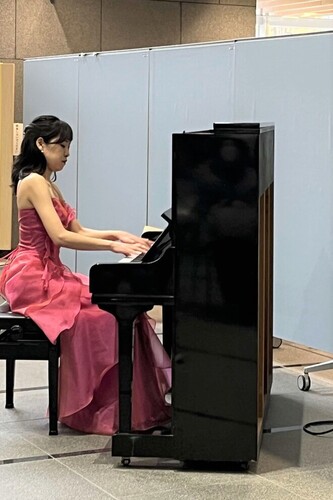 1:ピアニストの石崎愛惟さんによる演奏