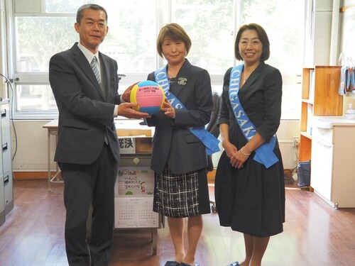 2:茅ヶ崎商工会議所女性会様より吉野茅ヶ崎小学校長にドッジボール用ボールの寄贈