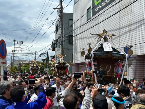 2:ビックパレードに先駆けて神輿パレードが出発