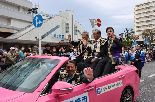 4:オープンカーで手を振る市長と岡崎市、佐久市、関ケ原町の方々