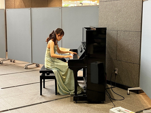 2:ピアニストの石崎愛惟さんによる演奏