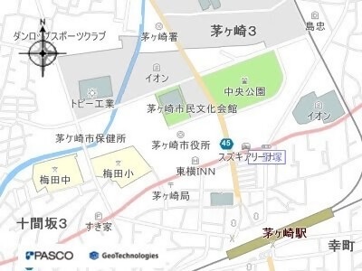 JR東海道線茅ケ崎駅から北へ向かって、国道1号線を超えて左側。徒歩7分
