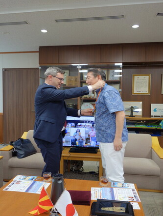 4:メダルの贈呈を受ける佐藤市長