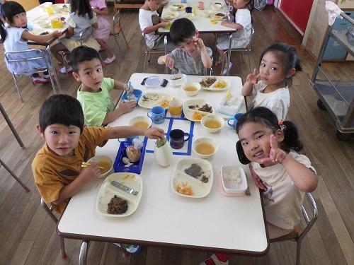 1:トロっとしたナスとうまみのある八丁味噌を「おいしい！」と言いながら子どもたちはコラボメニューを楽しんでくれました