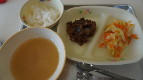 2:茅ヶ崎市立保育園で給食提供された「トルコナスとひき肉の八丁味噌チーズ焼」（写真中央）