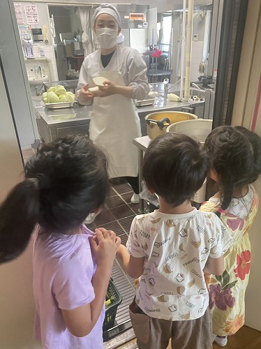 3:給食室に切ったら中がどうなっているのか聞きに行く子どもたち。部屋に戻ると、保育士や他の子どもたちに報告していました