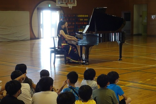 令和5年6月28日　北マケドニア共和国ゆかりのピアニスト 佐手麻珠（さてあさみ）氏、エマ・ポピヴォダ氏が市内小学校で出張コンサートを行いました
