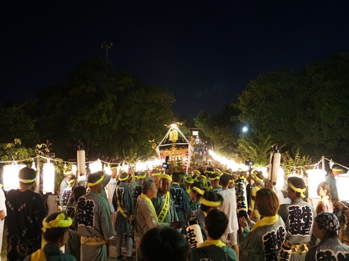 1:参道を通り会場へ向かいます