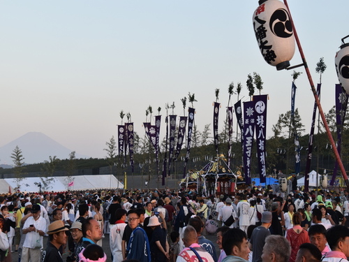 4:富士山をバックに会場にはたくさんの人が
