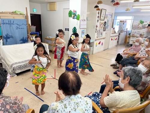 1:デイサービスOhana倶楽部でホノルルウィークのイベントが行われました。