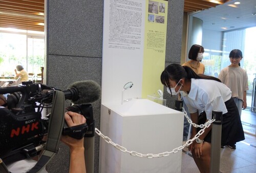 6:展示された金属製の折り鶴「SADAKO」を眺める平和大使