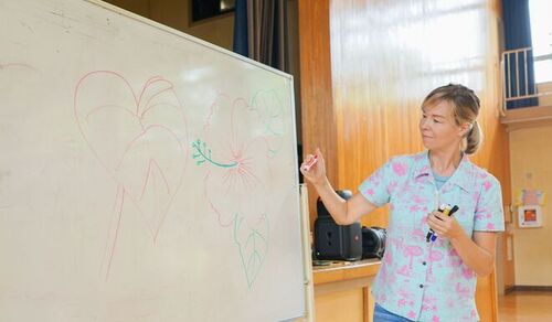 1:茅ヶ崎小学校ではクリスティー先生による絵の授業