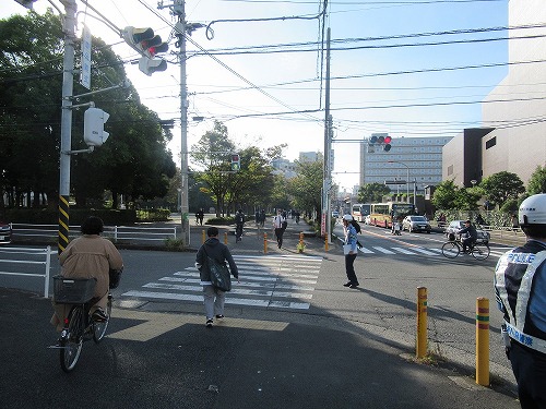 1:イオン茅ヶ崎ショッピングセンター前の交差点にて街頭啓発活動を行いました