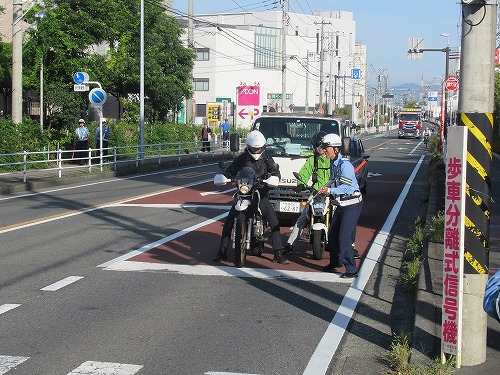 2:イオン茅ヶ崎ショッピングセンター前の交差点で、バイクドライバーへ交通事故の注意喚起を行いました