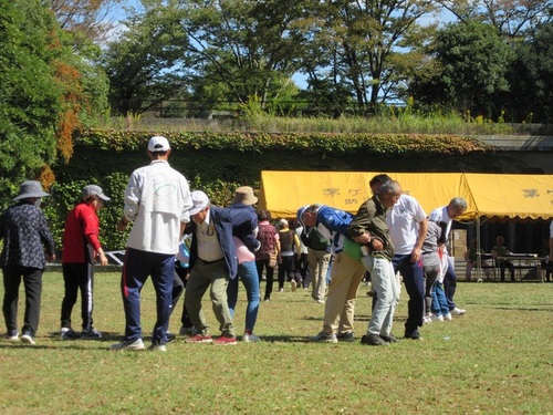 4:2人で力を合わせて風船を割ります