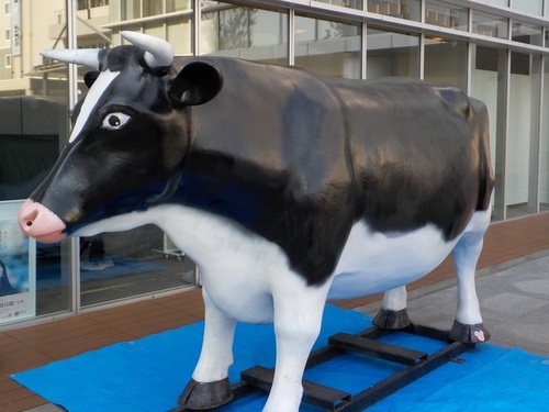 6:大迫力の牛のオブジェ