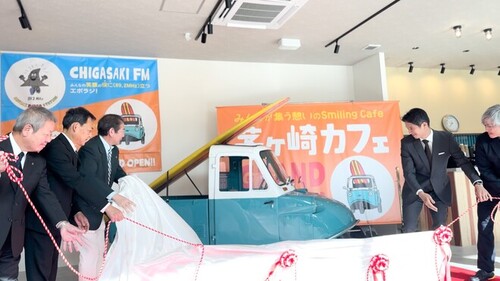 3:映画「稲村ジェーン」で登場した三輪自動車「ミゼット」とサーフボー ドのお披露目です