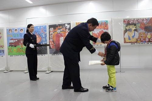 3:表彰式の様子（授与者：茅ヶ崎市消防長　受賞者：岡沢武流さん）