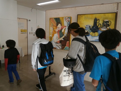 2:梅田中学校美術部作品展の様子