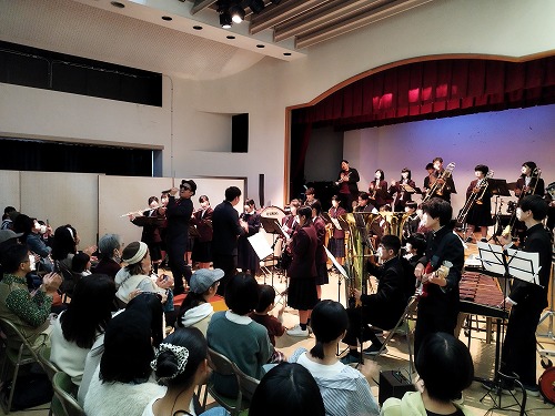 6:梅田中学校吹奏楽部×青少年会館講師バンドwith Arthur Diezのパフォーマンスの様子