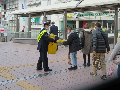 3:通行する方々に啓発活動を行いました！（1）