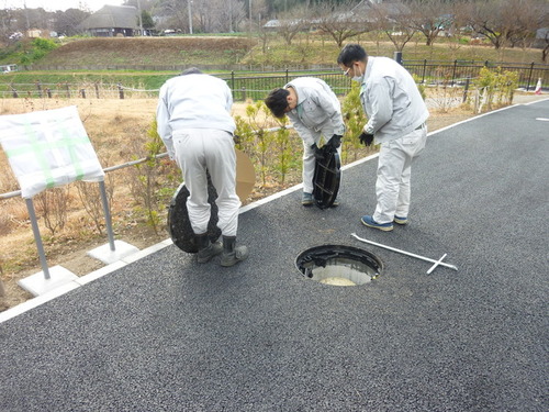 1:マンホールのふた設置作業中