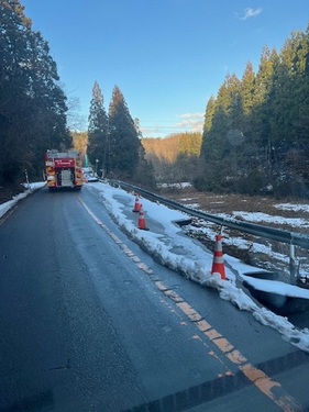 写真：片側が崩壊した道路には積雪も