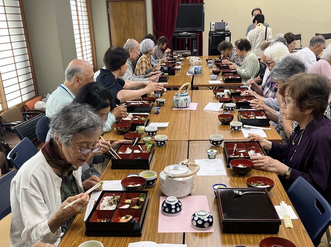 6:ふれあい昼食会　手作りの美味しい食事に舌鼓