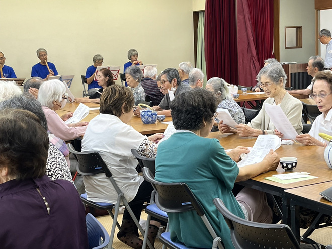 7:ふれあい昼食会　笛に合わせて楽しく歌いました
