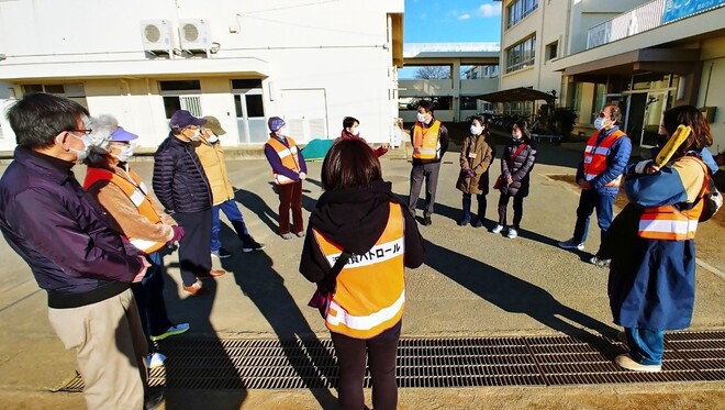 1:浜須賀小学校玄関前にて、見守りパトロール開始挨拶