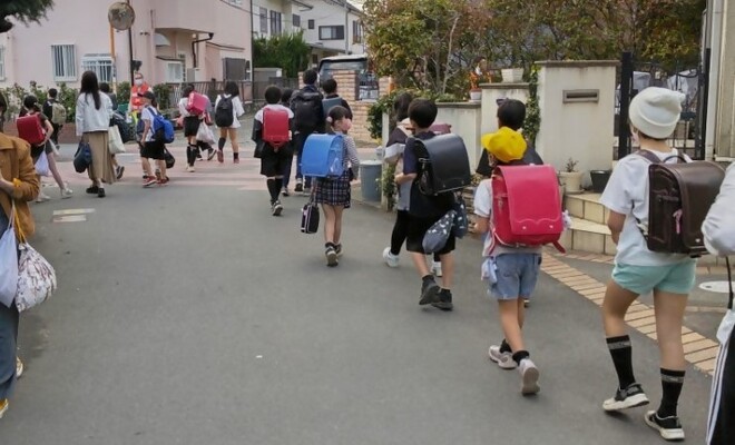 2: 浜須賀小学校西側十字路付近での見守り