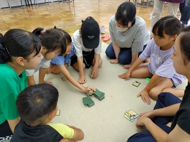 4: はまかん　こどものいえにて、坊主めくりをする小学生