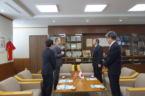 4:駐日北マケドニア共和国大使館　アレクサンダー・ポポフスキ参事官兼臨時代理大使が茅ヶ崎市長を表敬訪問されました。