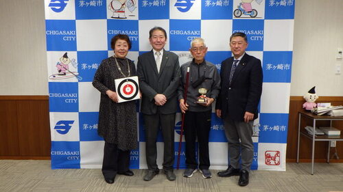 3:記念撮影　左から、今野ヤス子さん、市長、市川英夫さん、岡崎市議