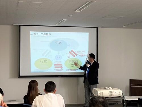 1:企業の脱炭素対策について解説をする川原講師