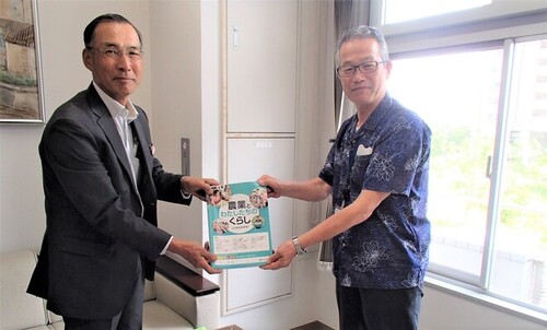 1:岡本重雄委員長より教育長へ『農業とわたしたちのくらし』の贈呈