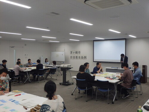 1:市民・学生・職員が混ざったグループに分かれて話し合います