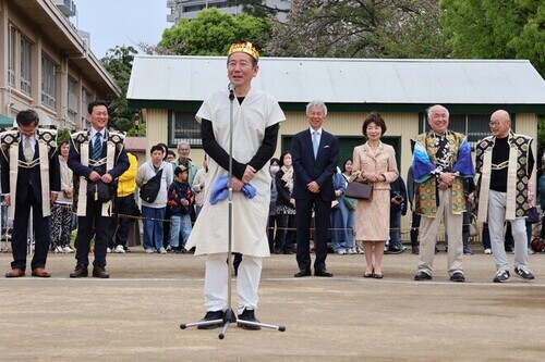 1:出発式であいさつをする市長