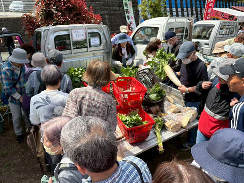 2:大盛況の茅ヶ崎産野菜の販売