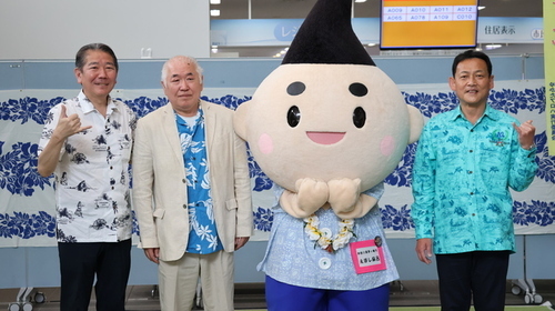 2:えぼし麻呂も駆けつけ、関係者と記念撮影！